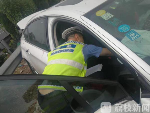 男子单手扶方向盘开车，一秒钟后他后悔了