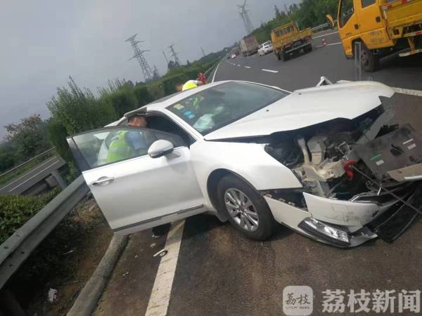 男子单手扶方向盘开车，一秒钟后他后悔了