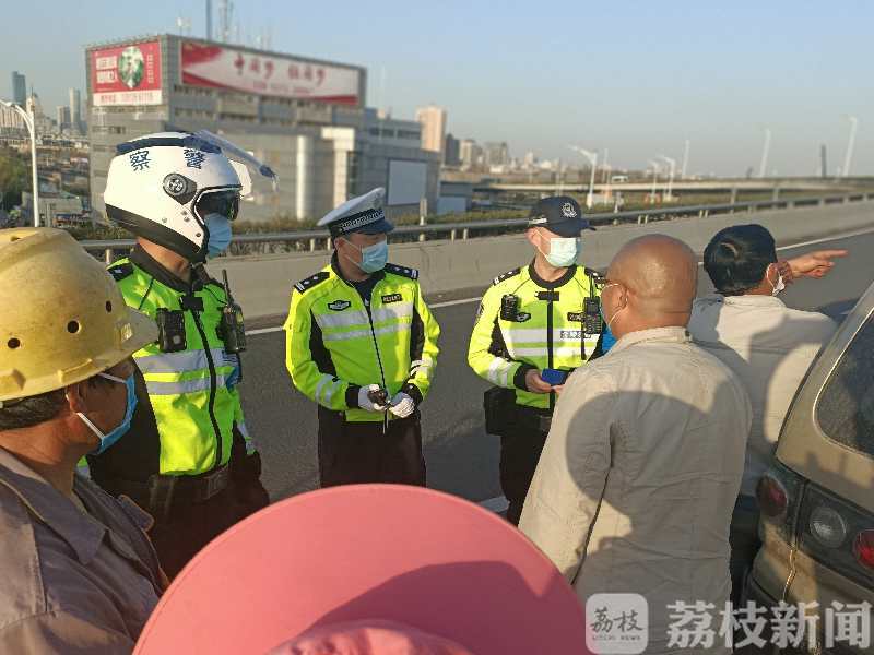 超员■南京交管局机动大队连续查处多起车辆超员违法行为