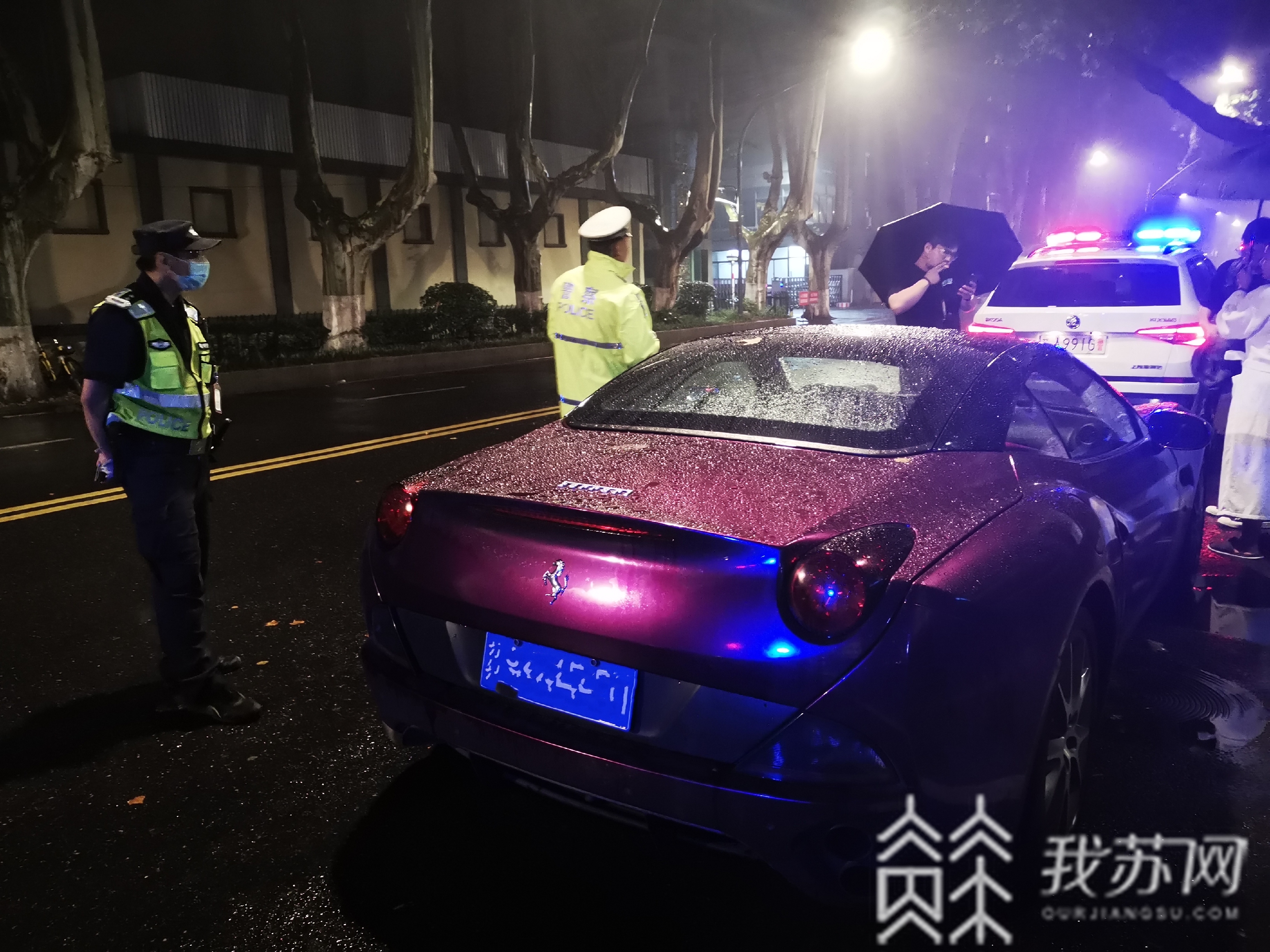 飙车■一查车辆早已过检脱保 低调点不行？法拉利深夜飙车还违停
