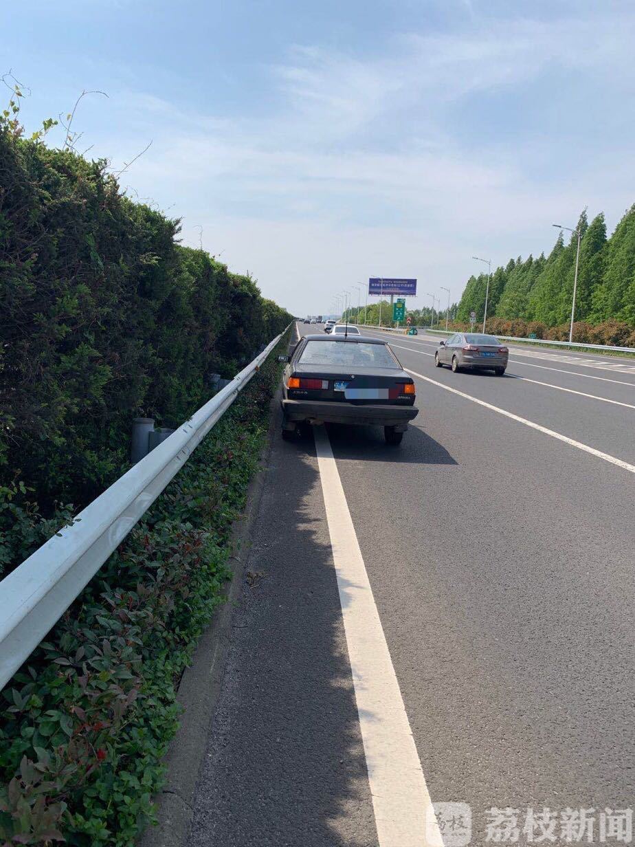 [抛锚]司机竟淡定停在快车道高速路上抛锚