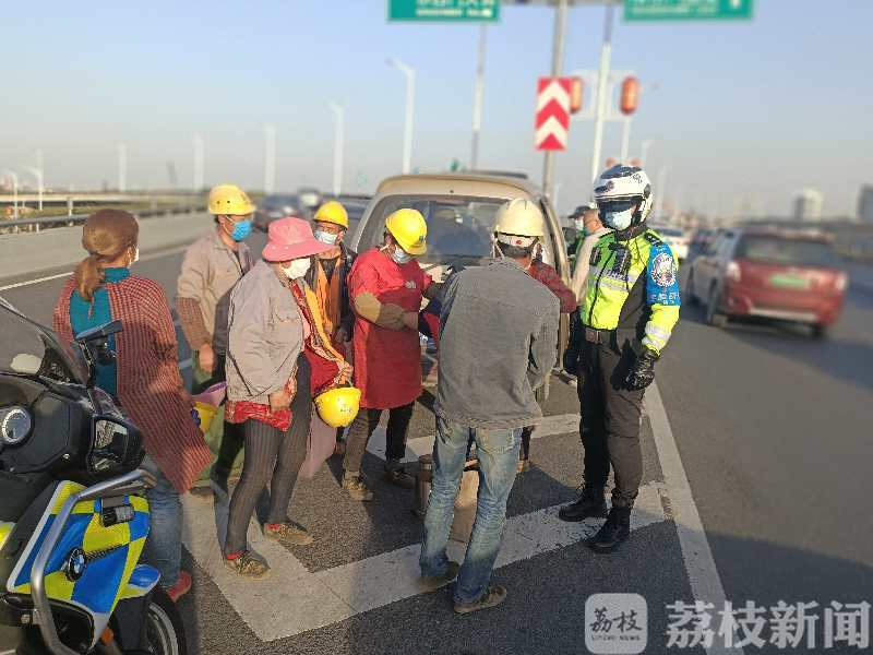 超员■南京交管局机动大队连续查处多起车辆超员违法行为