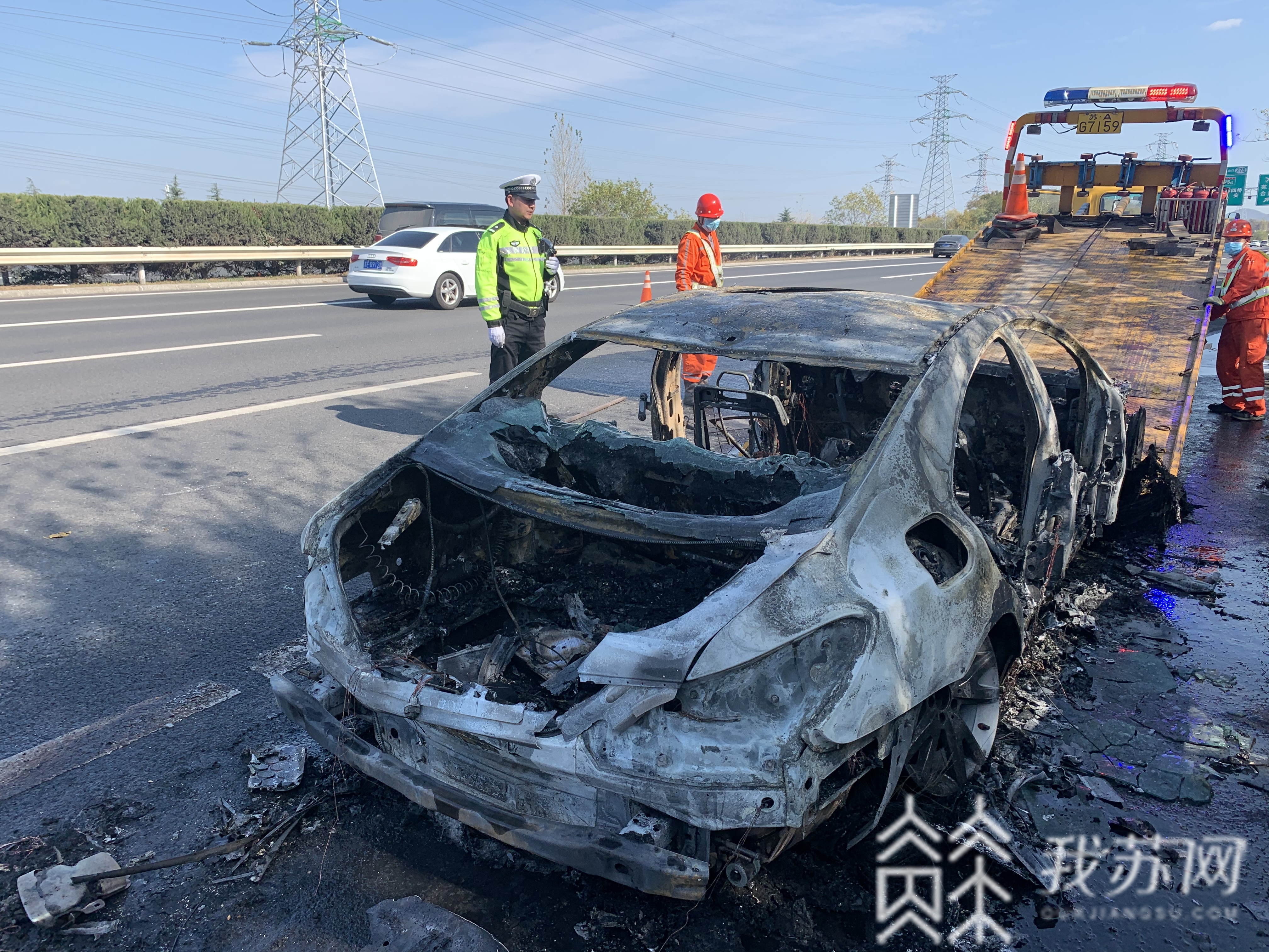 一辆■沪宁高速宁沪线280公里处一辆轿车发生自燃