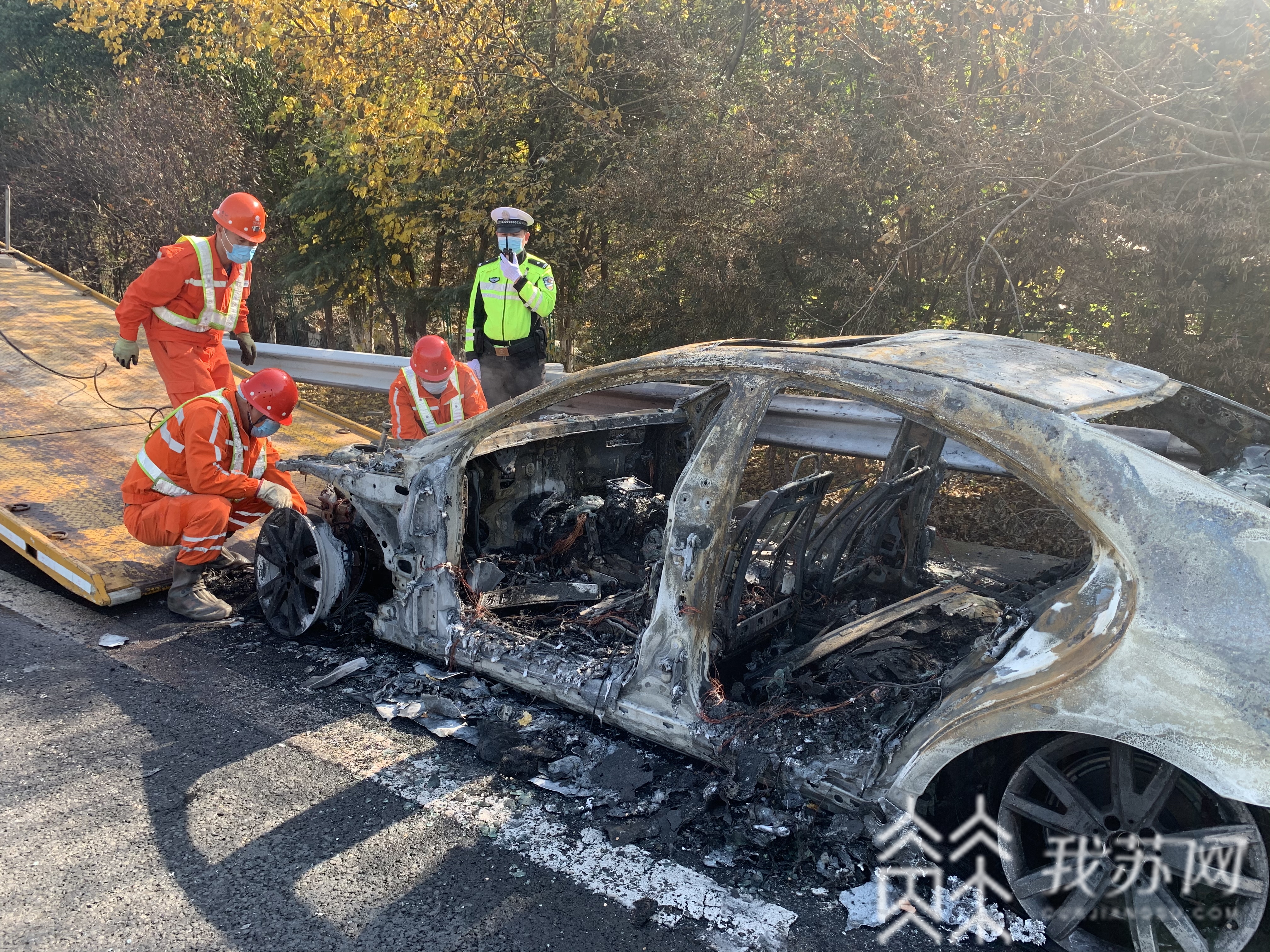 一辆■沪宁高速宁沪线280公里处一辆轿车发生自燃