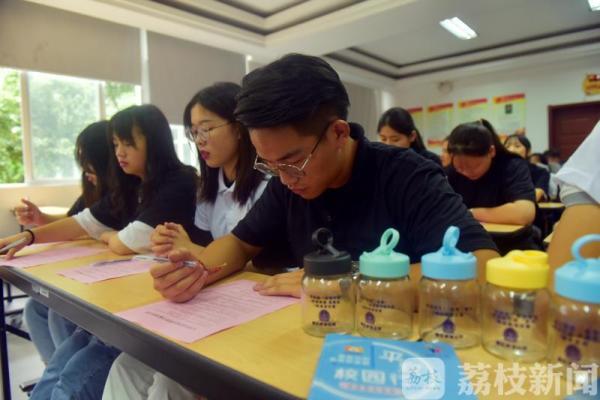 开学季：南京警方为学生定制“防诈公式”