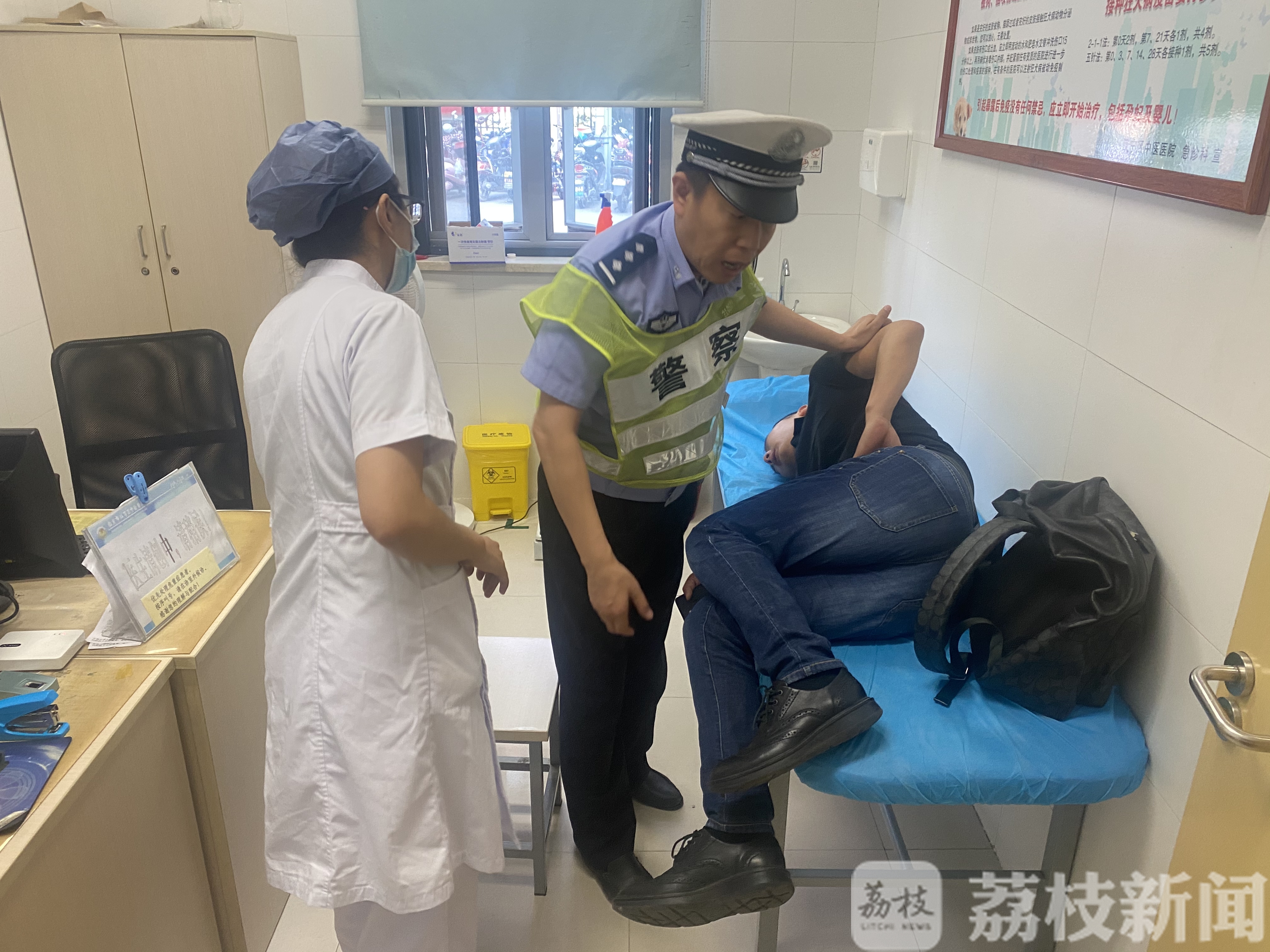 南京■男子开车途中突然发病，南京高速交警4分钟送医
