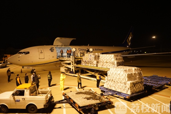 全球采购4.5万套防护服昨晚抵达武汉（含视频）