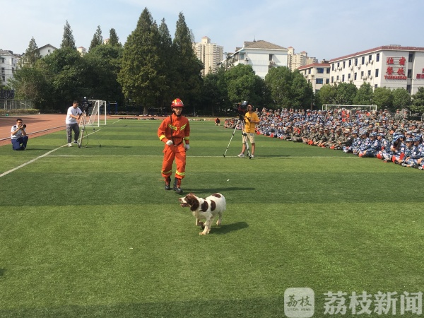 消防宣传进军训终极版来了！“火焰蓝”燃爆南艺操场（视频）