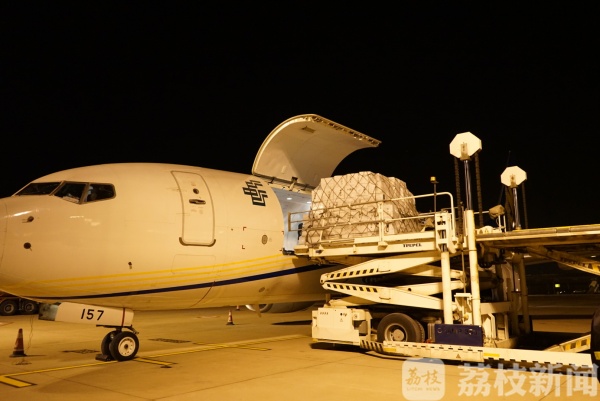 全球采购4.5万套防护服昨晚抵达武汉（含视频）