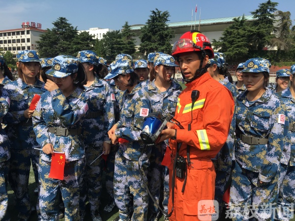 消防宣传进军训终极版来了！“火焰蓝”燃爆南艺操场（视频）