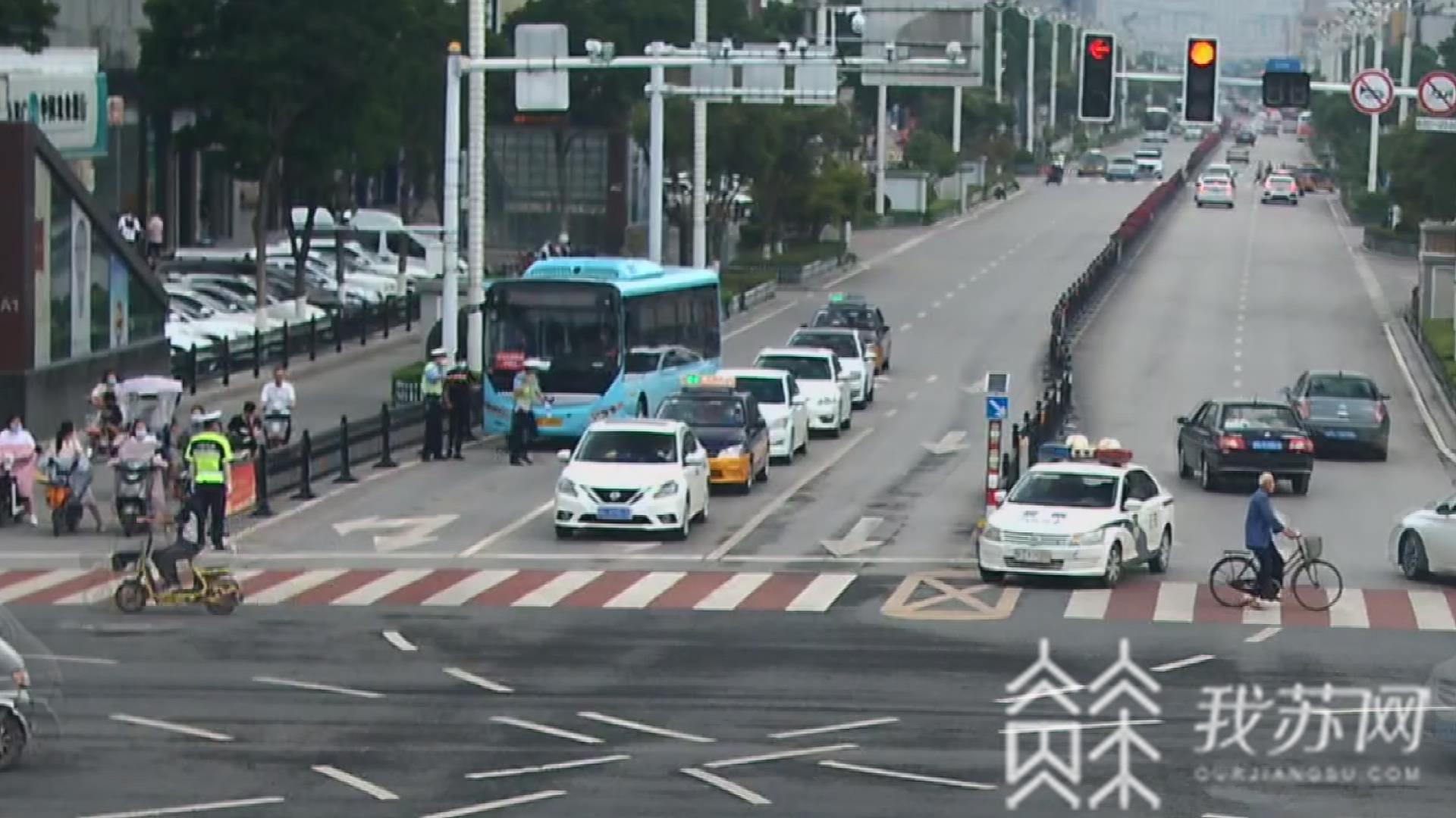 #公交车#热心民警帮忙找回 背包遗落公交车上