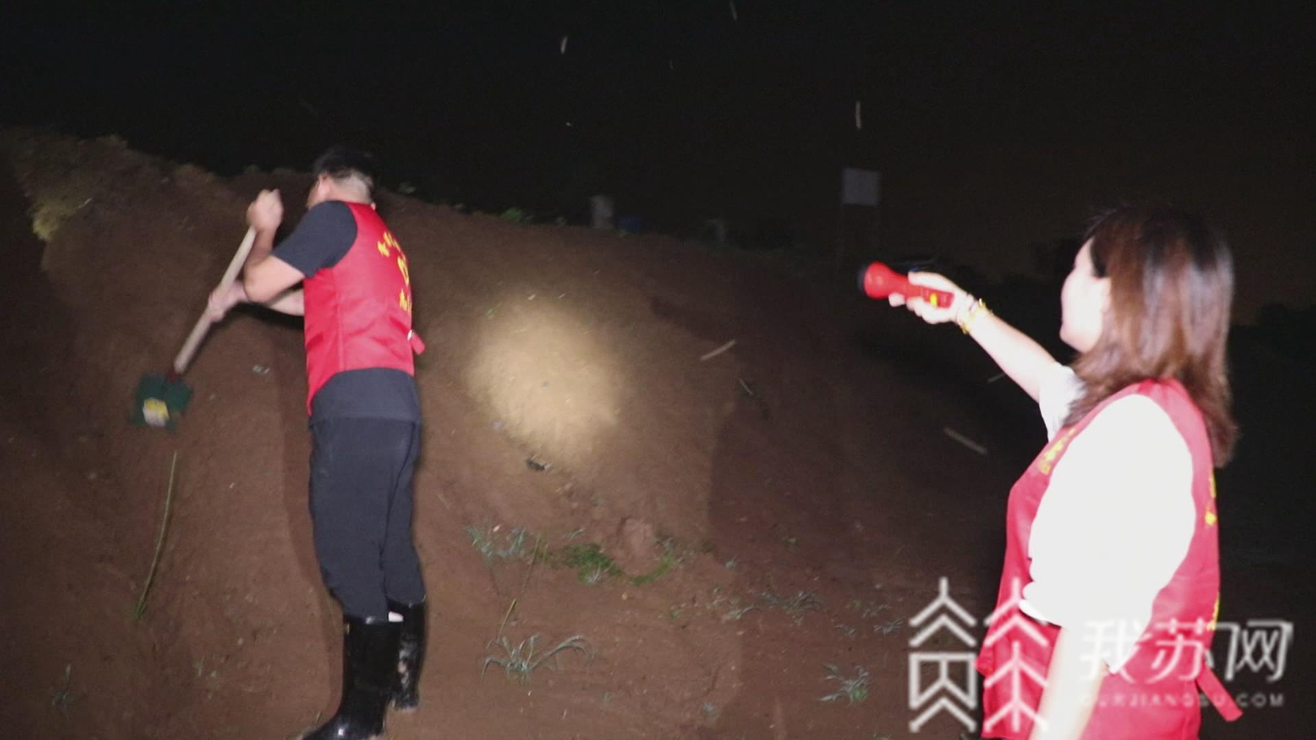 「」|防汛抗灾第一线 仪征:巡逻队长江夜巡筑牢防溺水“安全堤”