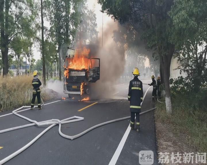 快递■所幸货箱内并无货物 无锡：快递车突发自燃