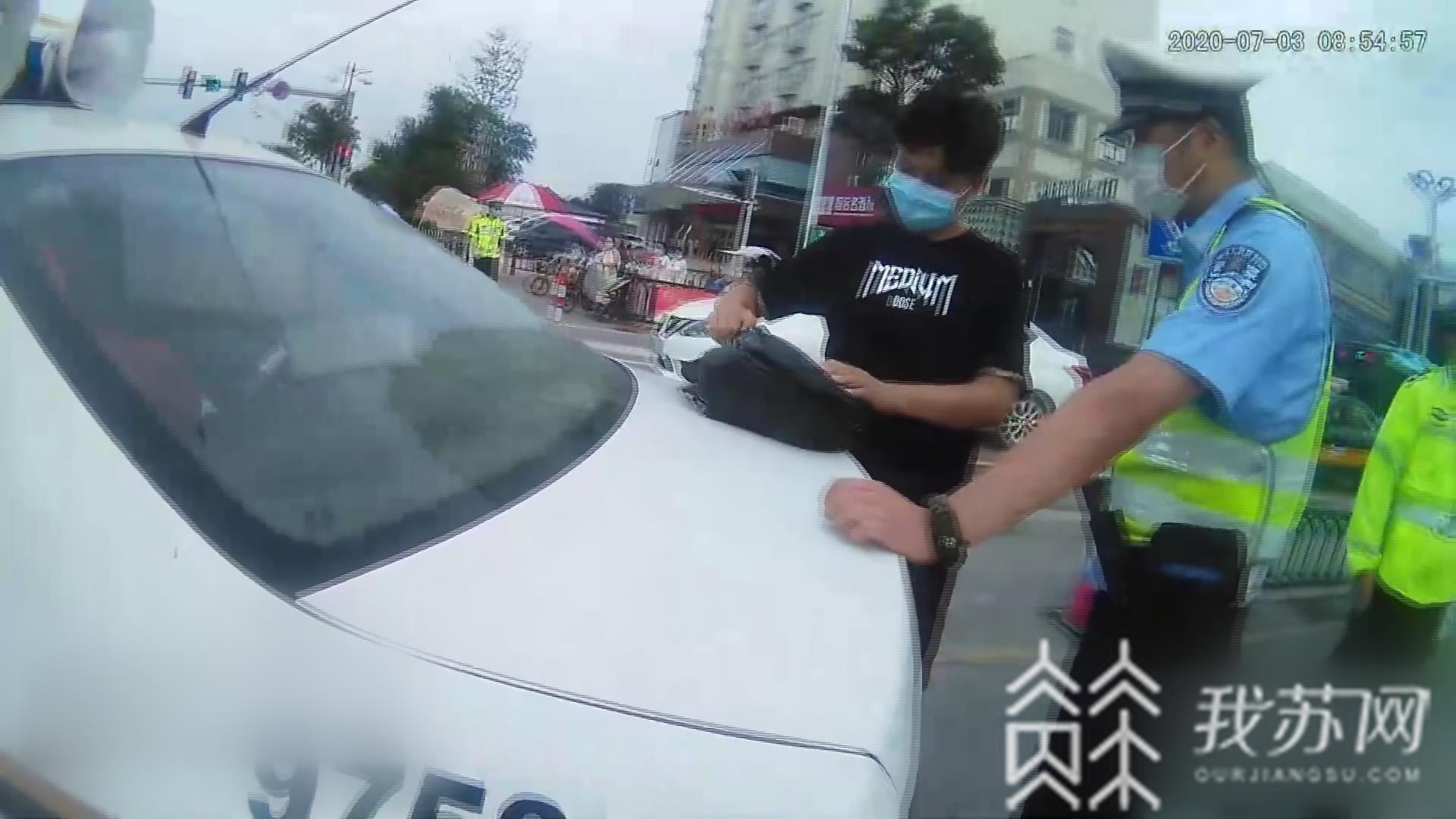 #公交车#热心民警帮忙找回 背包遗落公交车上