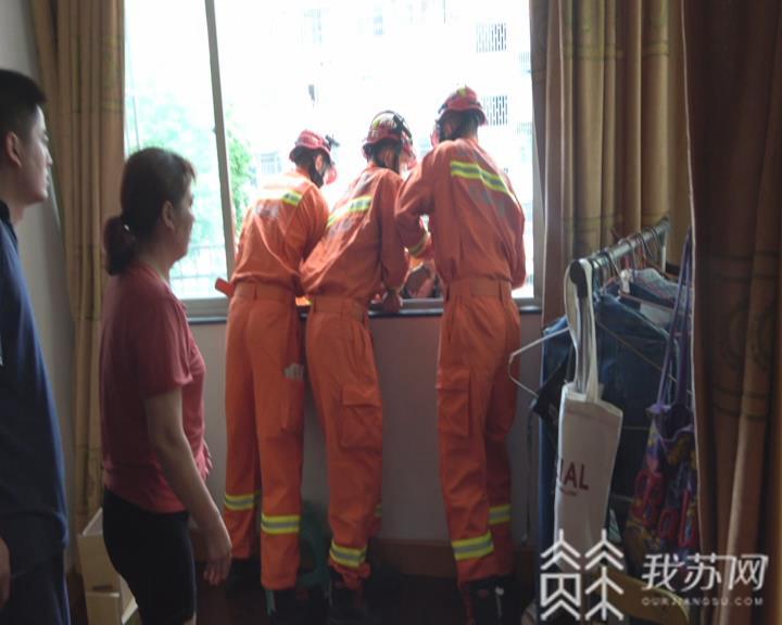 【女孩】不慎被卡在晾衣架上...... 少女与家人赌气爬上阳台