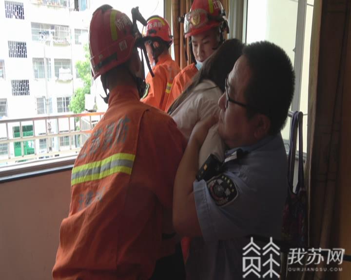 【女孩】不慎被卡在晾衣架上...... 少女与家人赌气爬上阳台