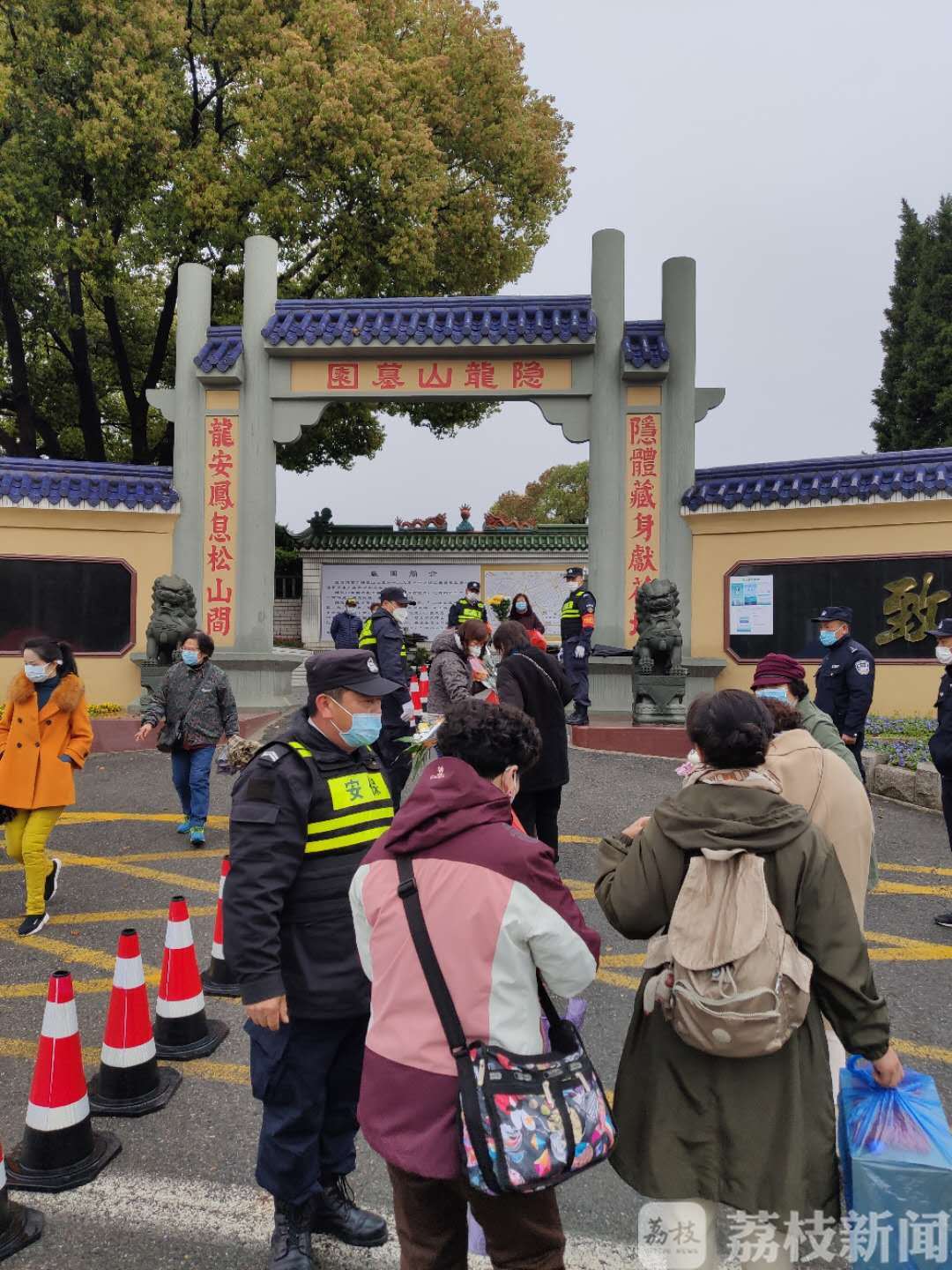 『』建议市民错峰预约 清明现场祭扫首个周末高峰日