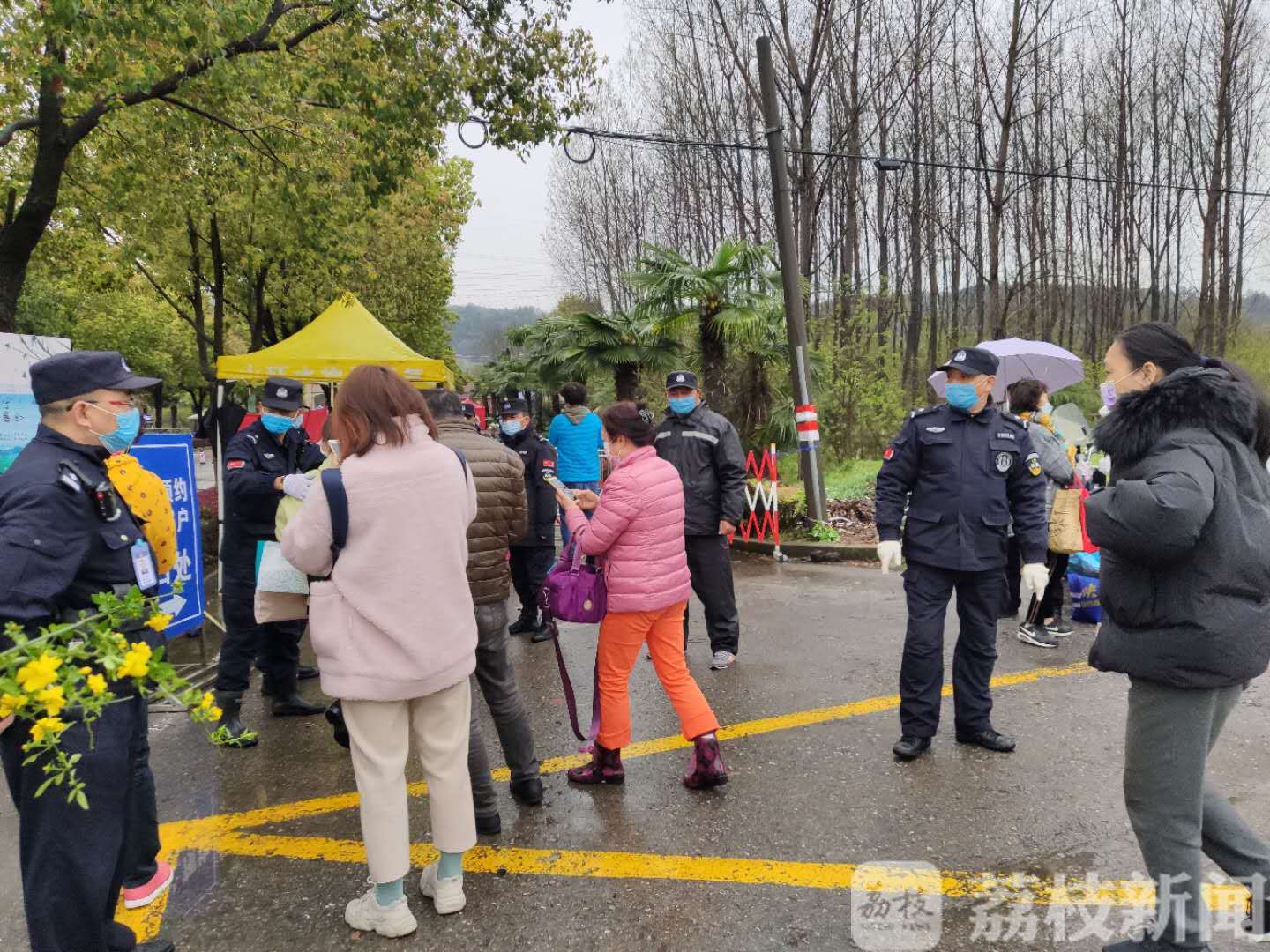 『』建议市民错峰预约 清明现场祭扫首个周末高峰日
