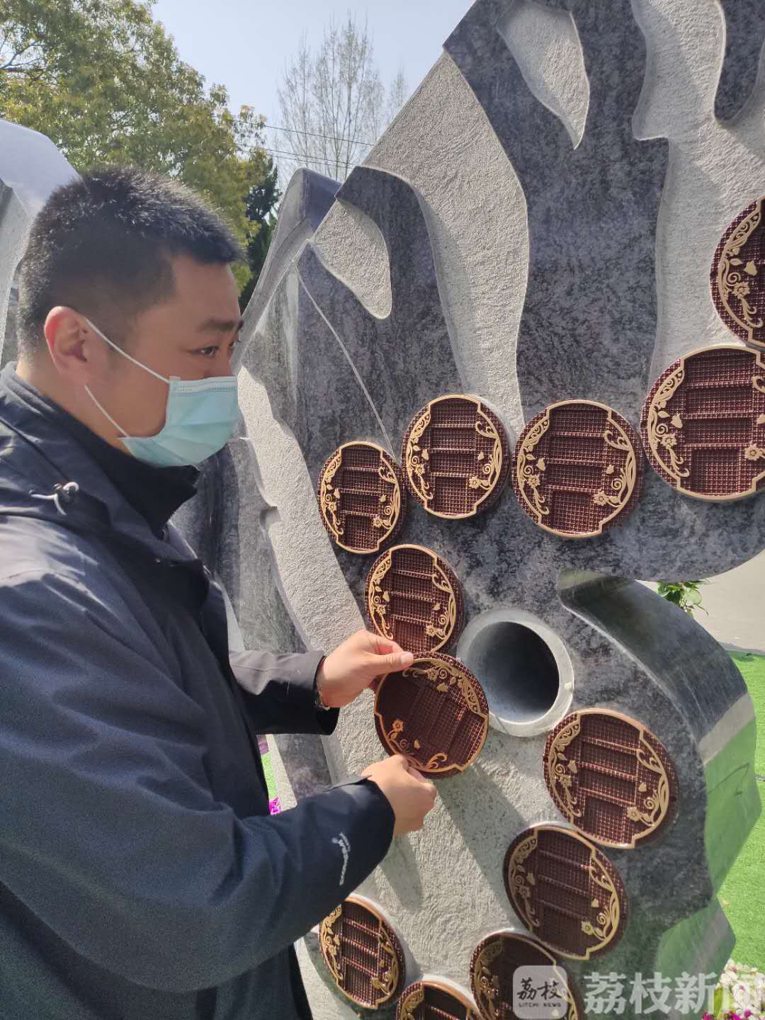 生态：南京推出“生命晶玉节地生态葬 亲人骨灰变“玉石”