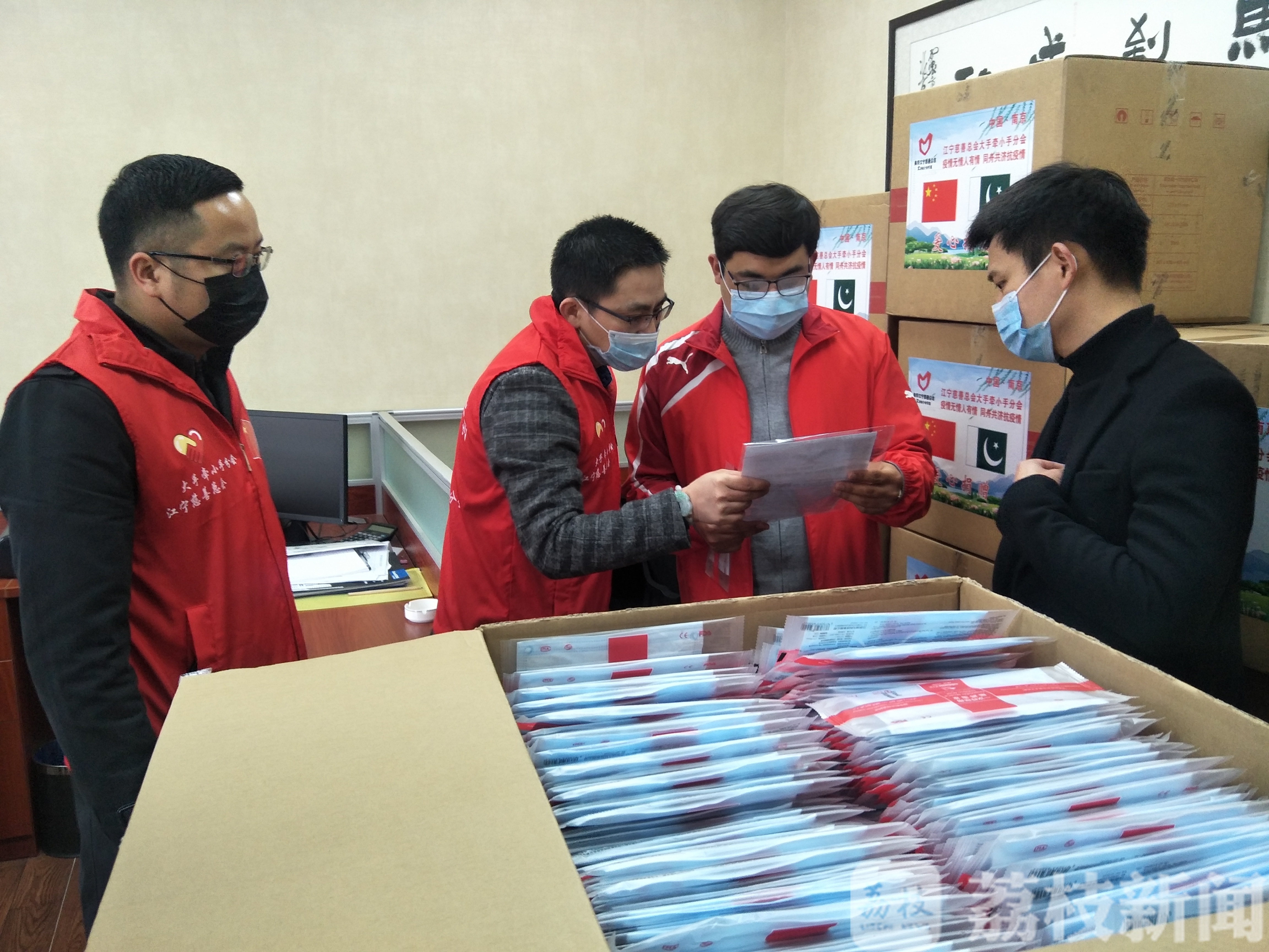 [口罩]志愿者向巴基斯坦捐一万只口罩 《零距离》牵线