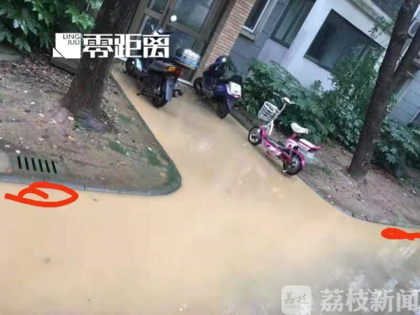 神操作：雨污水管改造后，小区反而积了水|荔枝解忧帮