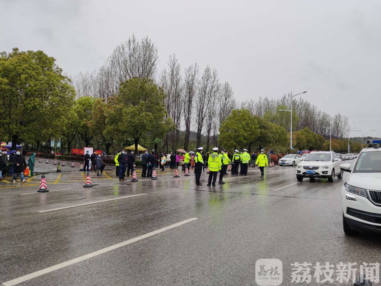 『』建议市民错峰预约 清明现场祭扫首个周末高峰日