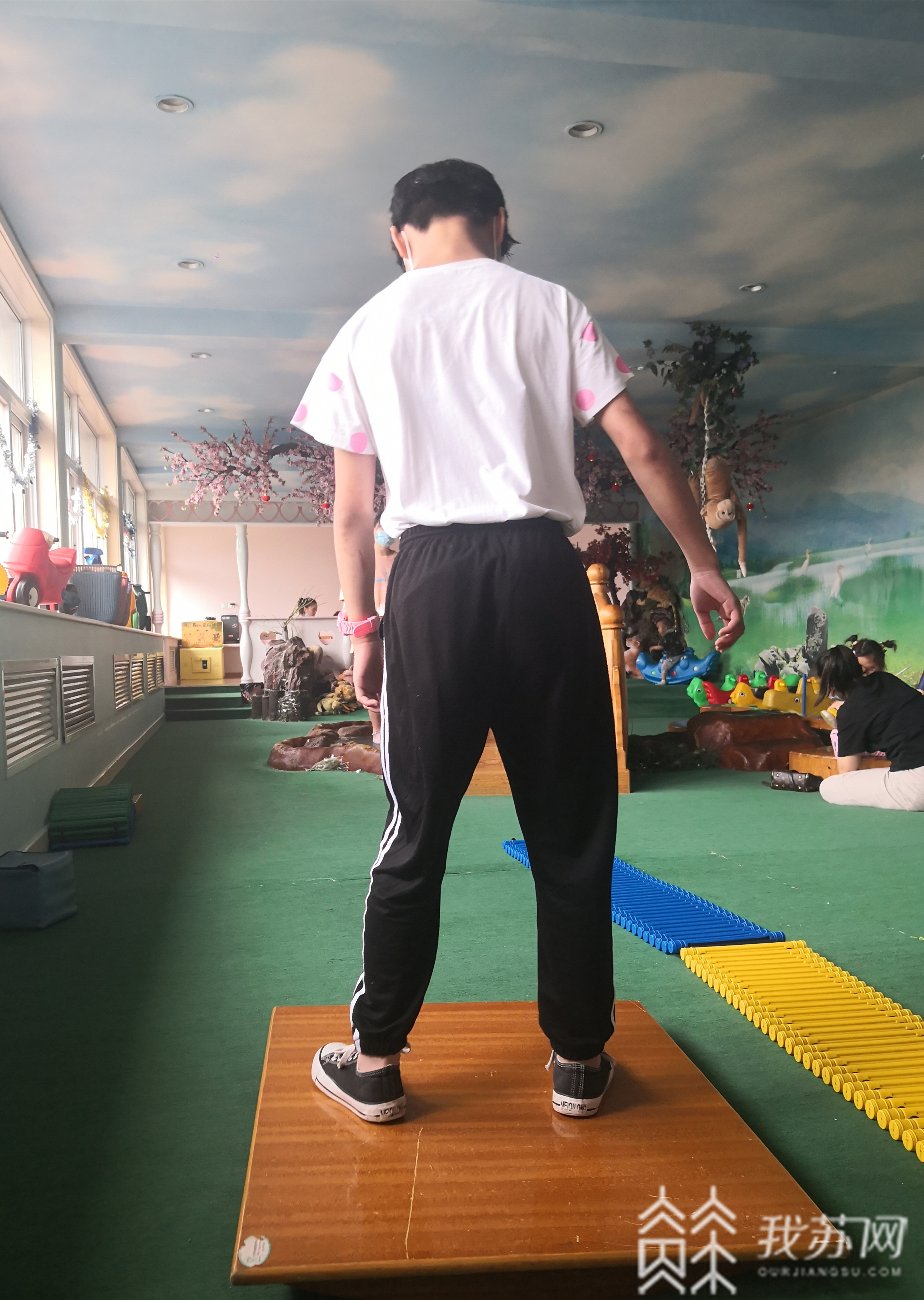 康复@ 网友点赞：努力的样子很美！ 脑瘫女孩康复治疗前不忘作业被“偷拍”