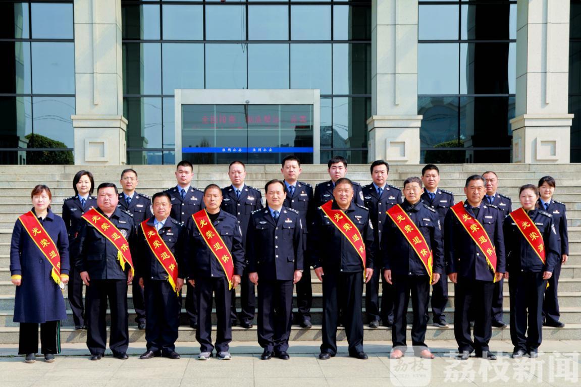 「」 淮安首次为辅警举办退休仪式 “兄弟,感谢一路同行,祝贺荣休!”