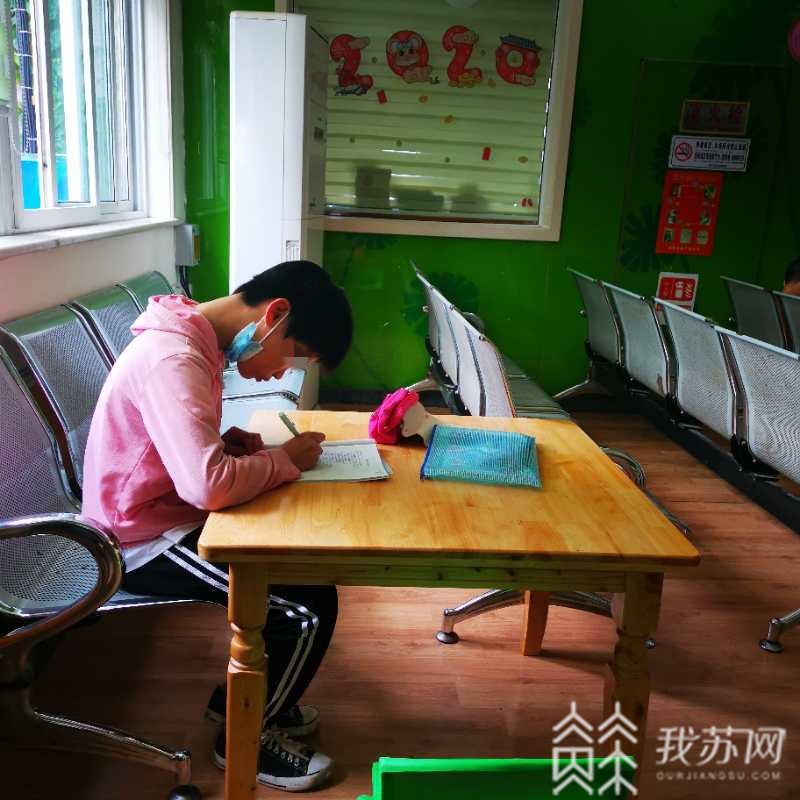 康复@ 网友点赞：努力的样子很美！ 脑瘫女孩康复治疗前不忘作业被“偷拍”