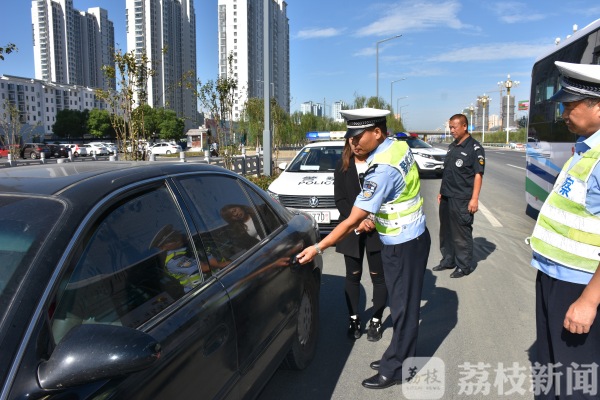 这开的不是车是“炸弹”！载800多斤汽油上路 司机被拘13天（视频