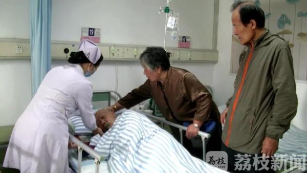 该出手时就出手！92岁老人落水，好市民上演“最美一跳”