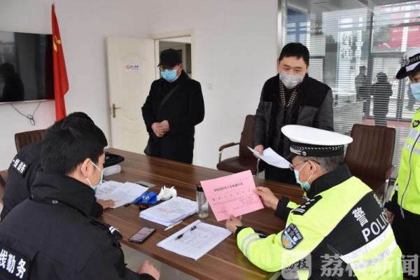 两手抓两手硬丨“恶劣天气，警车护送！”淮安交警七项措施保民生