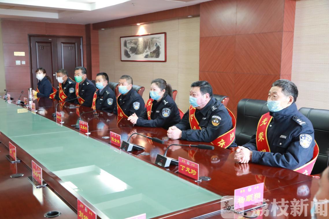 「」 淮安首次为辅警举办退休仪式 “兄弟,感谢一路同行,祝贺荣休!”