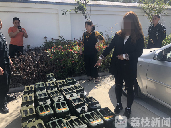 这开的不是车是“炸弹”！载800多斤汽油上路 司机被拘13天（视频