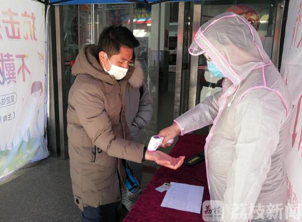 两手抓两手硬丨先检测再上车！淮安市首班复工返岗定制包车出发！