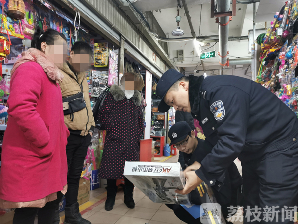 淮安警方检查批发市场，搜出134支仿真枪，4名店主被拘留