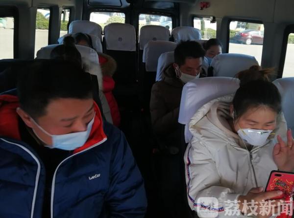 两手抓两手硬丨先检测再上车！淮安市首班复工返岗定制包车出发！
