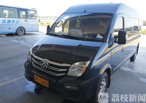 两手抓两手硬丨先检测再上车！淮安市首班复工返岗定制包车出发！