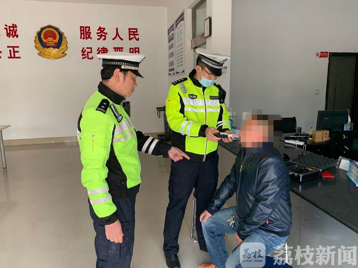 ■大货车司机隔夜醉驾被查，为求放过竟3次下跪，结果……