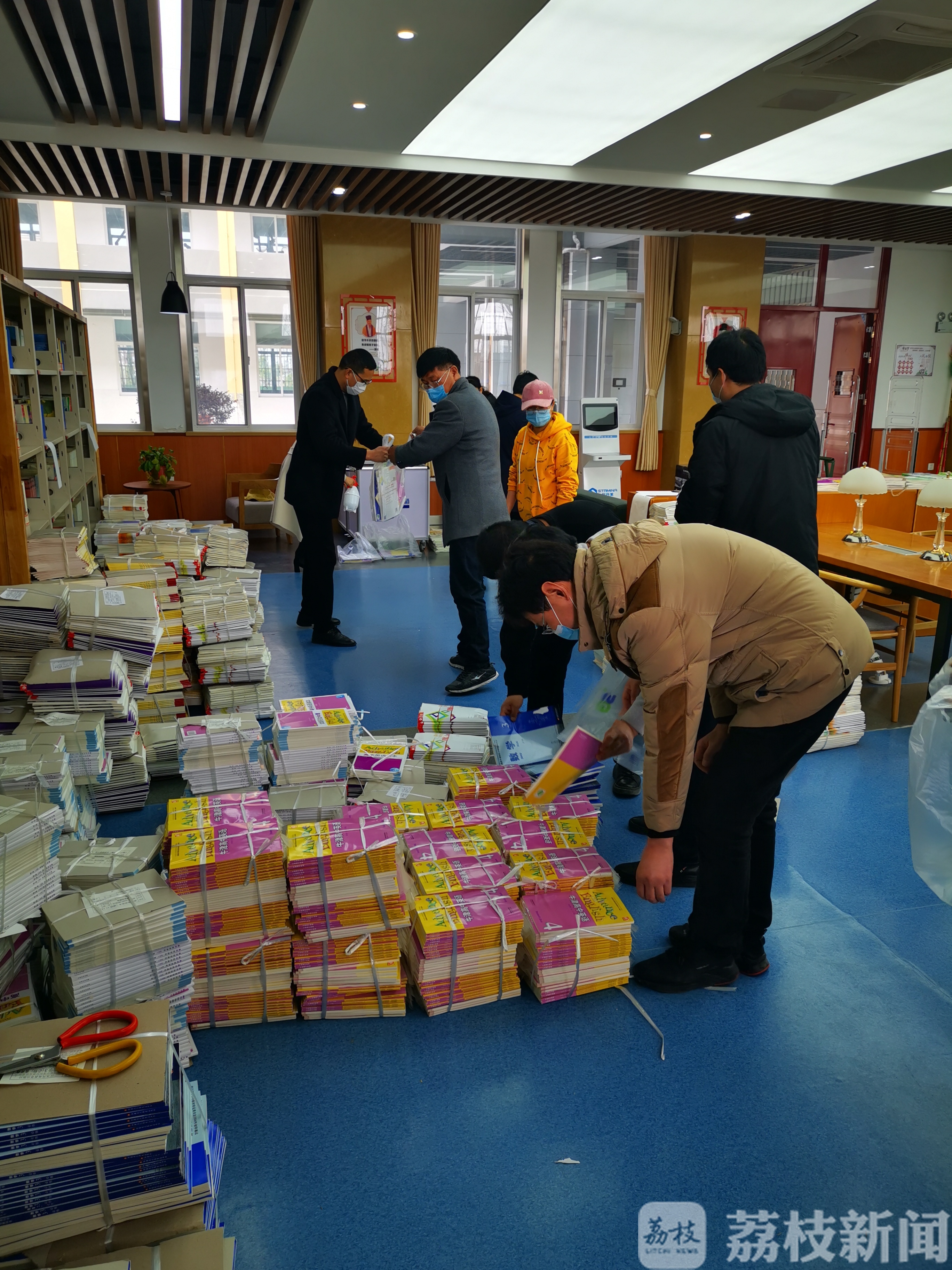 教材■发新课本啦！江苏省中小学生教材正在陆续发放