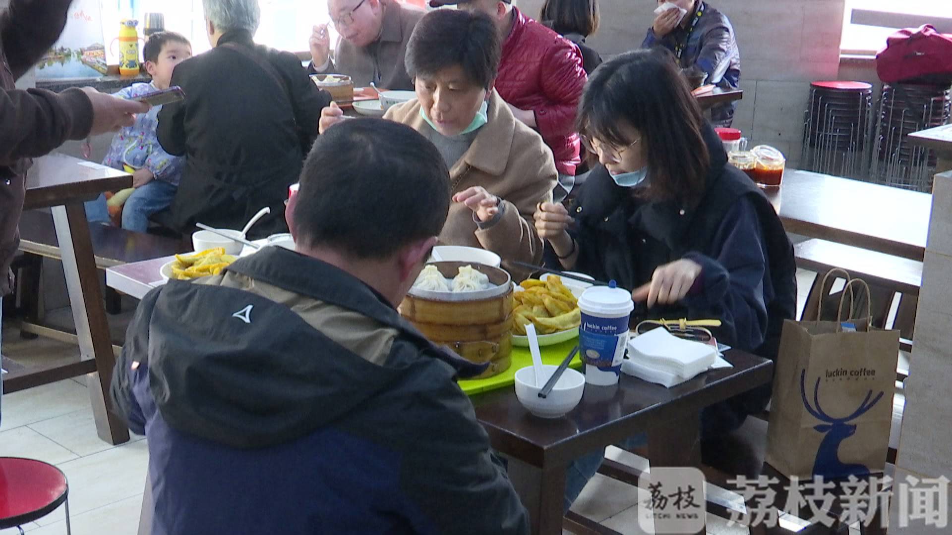 #消费#餐饮业 “家庭消费”占主流 小长假带动复苏加速