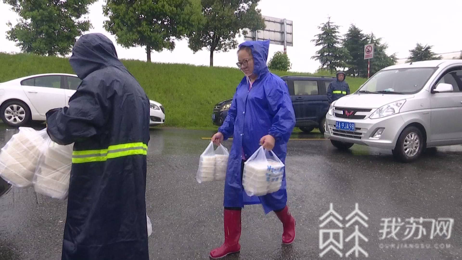 【防汛】他们并肩坚守江堤|防汛抗灾第一线 上阵父女兵