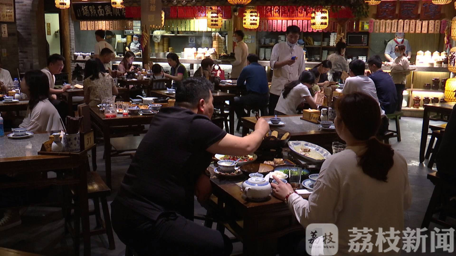 公筷■假期堂食就餐秩序如何？公勺公筷受追捧