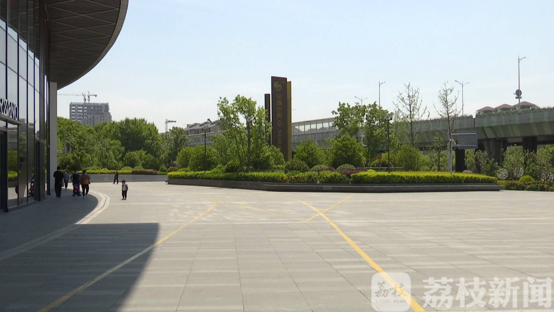 临时外摆：五一长假商家“摩拳擦掌” 临时外摆人气旺