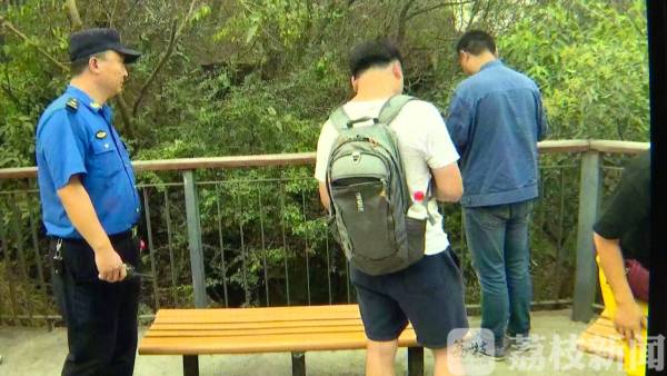 丢烟头、爬石兽......长假出游 你的行为“在线”吗？