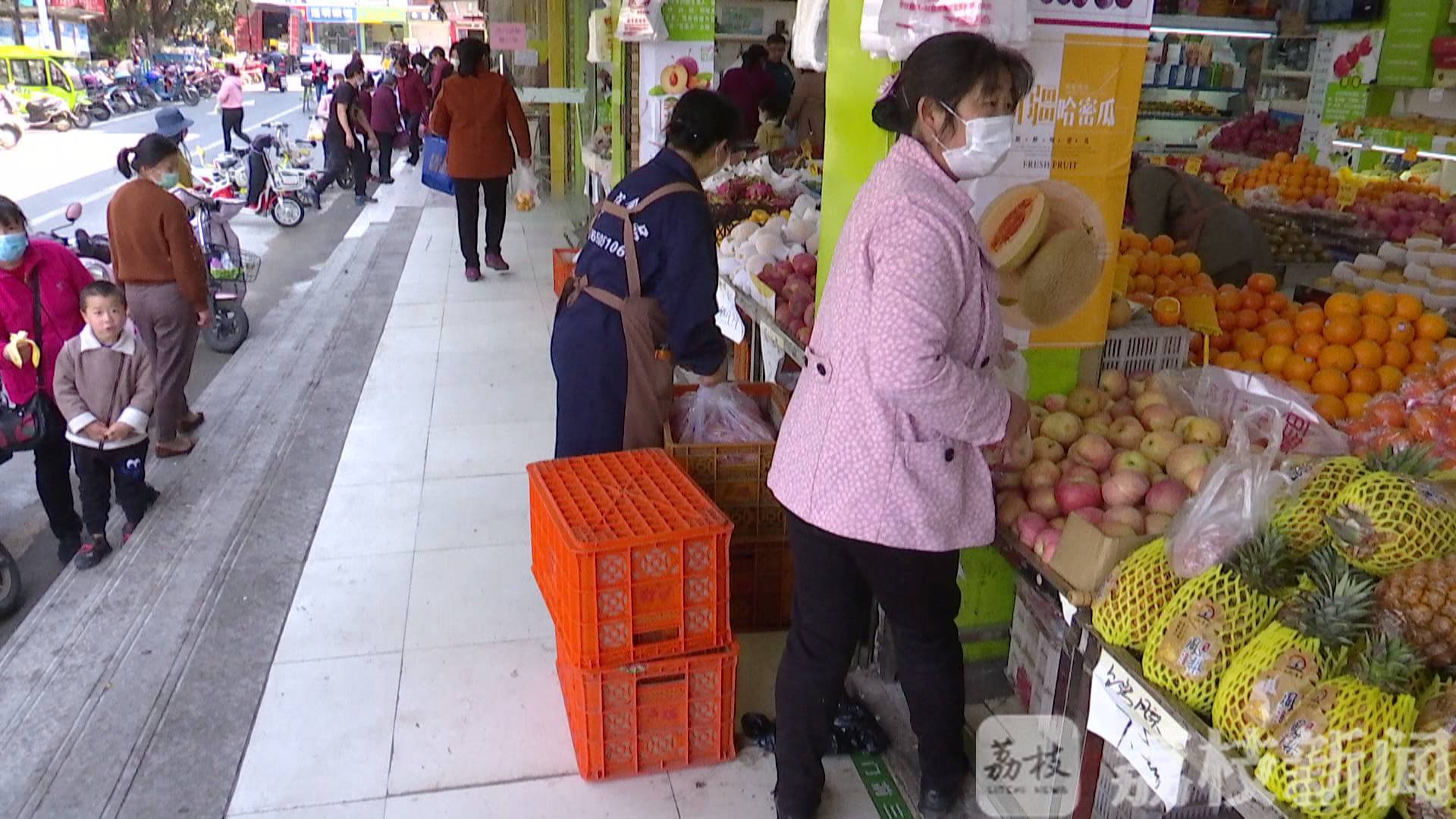 经营@更要长效管理 倚门出摊、占道经营......划“绿色警戒线”