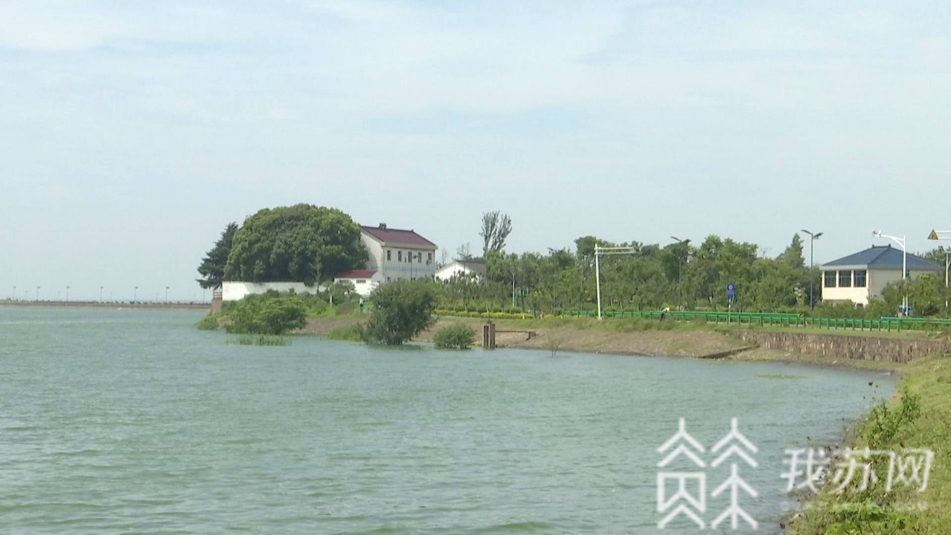 防汛:防汛人员紧急排险 溧水石臼湖:防止堤岸渗漏