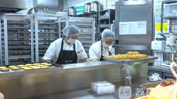 地铁通道成美食集散地  市民质疑“味儿”太大