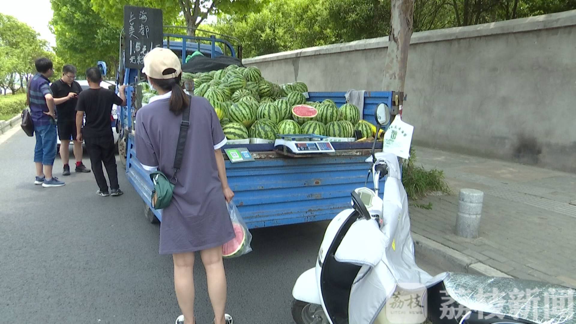 西瓜：今年的西瓜临时疏导摊点还有吗？ 西瓜大量上市