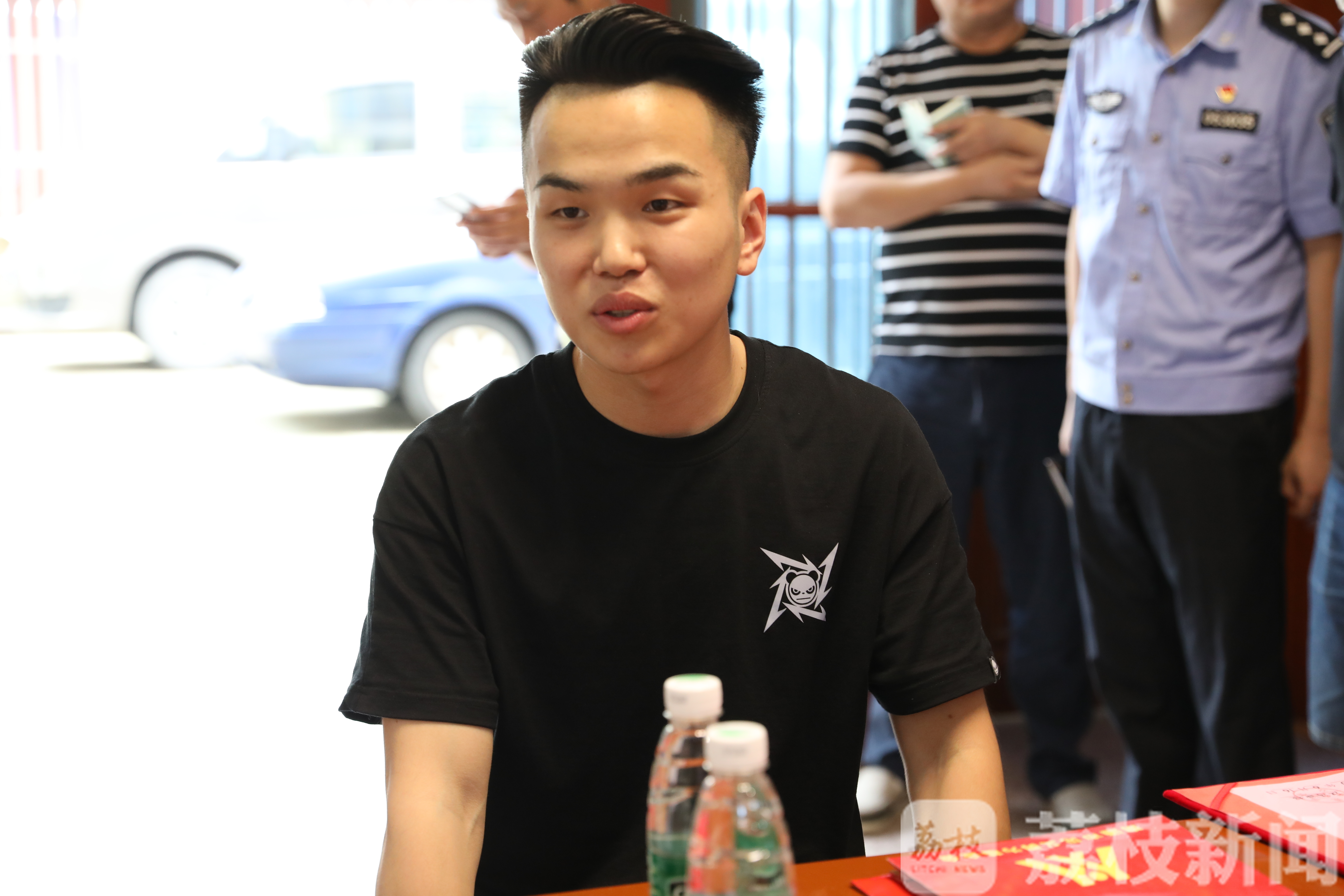 #南通# 温岭救人的南通小伙再次感动众人 2.5万元慰问金转手捐给村委会